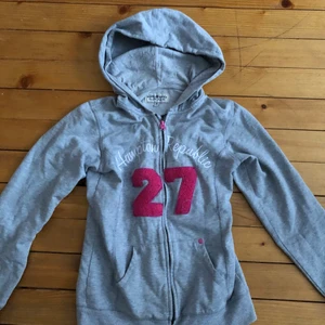 Huvtröja  - Använt denna som tränings tröja några gånger men inget som syns och är i väldigt fint skick. Funkar fint som xs