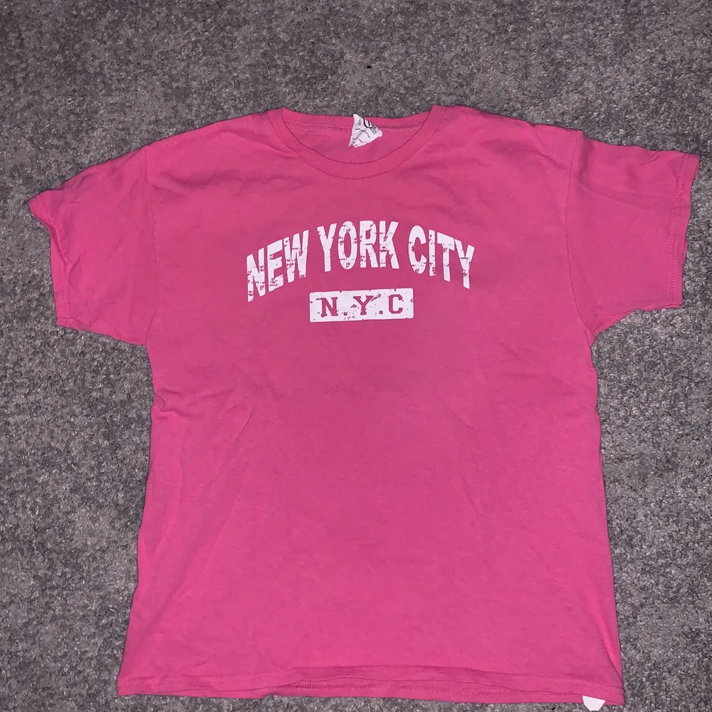 T-shirt i rosa från New York. Det står att den är i st L men den är mer som en XS. Väldigt bra skick för att den är använd endast två gånger💕. T-shirts.