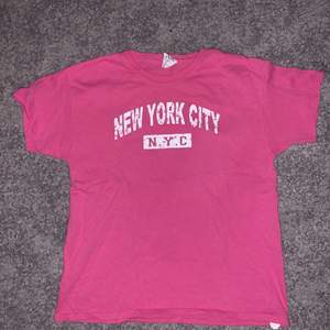 T-shirt i rosa från New York. Det står att den är i st L men den är mer som en XS. Väldigt bra skick för att den är använd endast två gånger💕