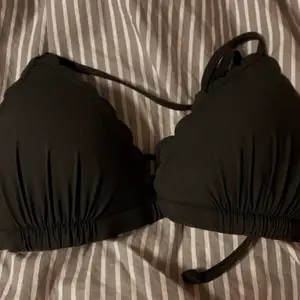 Säljer denna fina bikini topp från HM då den var för liten för mig❤️ köpt på plick! Väldigt fint skick