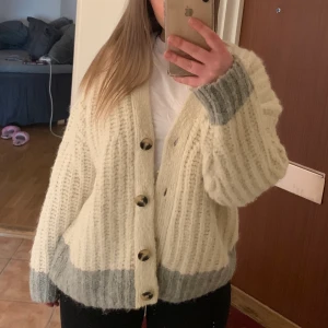 Stickad tröja - Säljer denna jätte fina och mysiga stickade tröja från zara använd en gång. Köpt 600kr