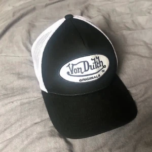 Keps  - Super fin truckerkeps, har lite sminkfläckar under skärmen som inte syns när den e på. Kom priv för fler bilder.💞