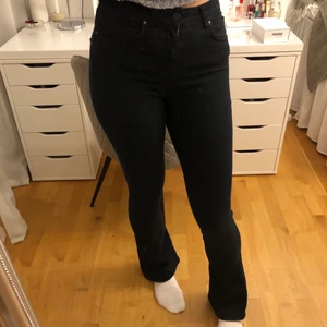 Jeans - Säljer dessa fina bootcut jeans från Gina tricot! Stretchigt material och sitter superfint på kroppen💗 Jag är 174 och de passar bra i längden, beroende på hur långa man vill ha dom. Blir inte så utsvängda på mig som har ganska stora vader. 
