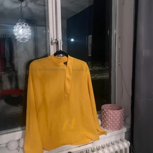 Orange Blus - Blus, använd få gånger. Knytning där uppe.