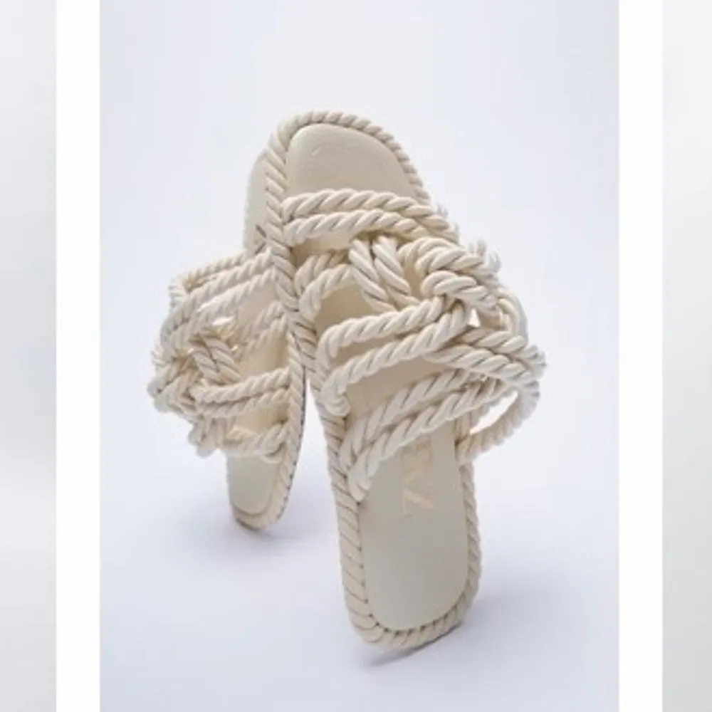 Säljer dessa sandalerna från Zara🤍 Köpta förra året, finns inte kvar att köpa💗 kommer vara jättefina i sommar både till klänningar och jeans! De finns kvar. Skor.