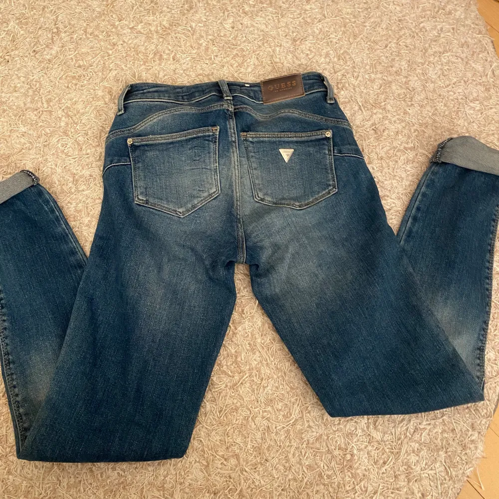 Guess jeans som är lågmidjade men tajta💖dom sitter verkligen jätte fint!. Jeans & Byxor.