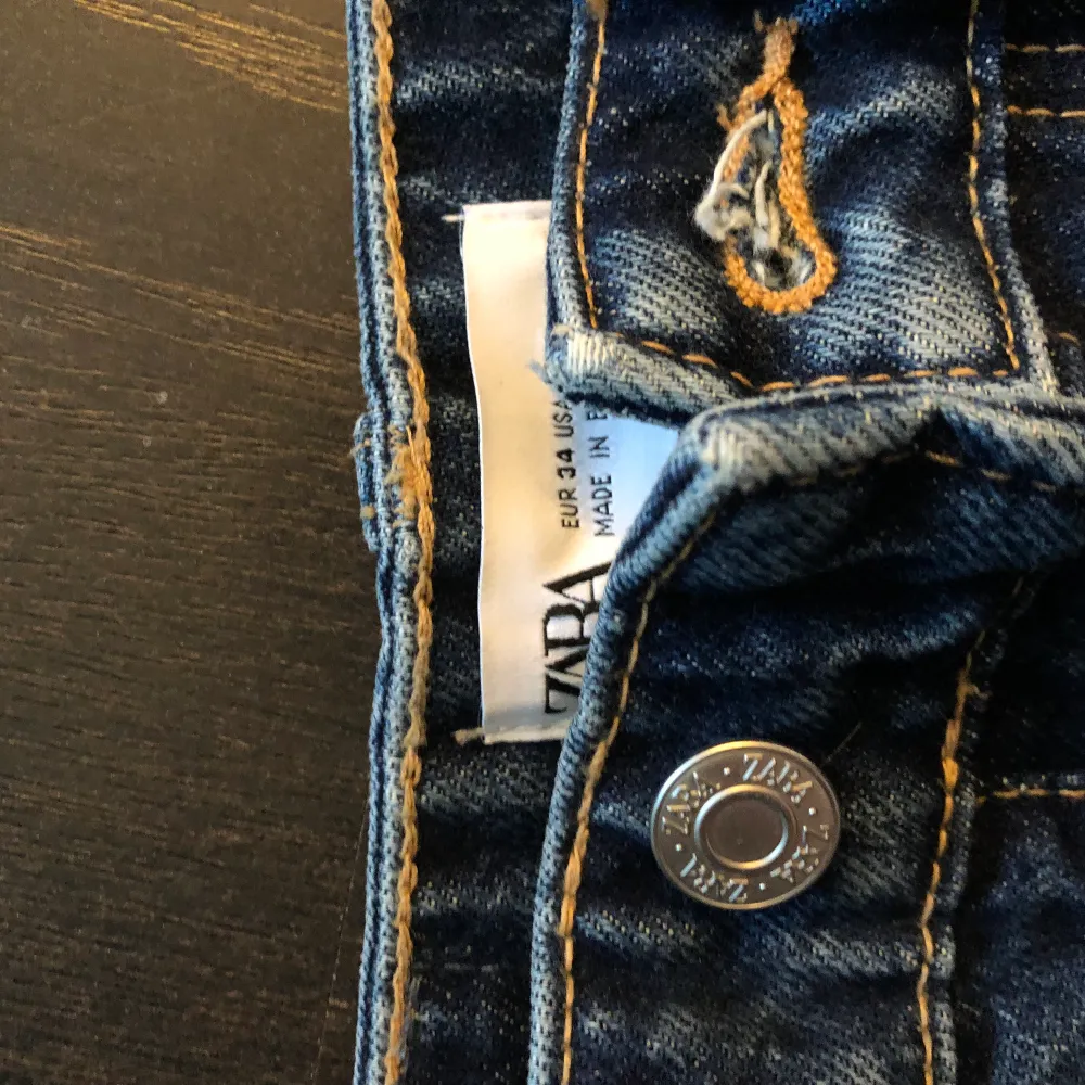 Säljer dessa SNYGGA slutsålda jeansshorts från zara. De är mid waist. Aldrig använda. Säljer för att de inte kommer till användning tyvärr❤️. Jeans & Byxor.