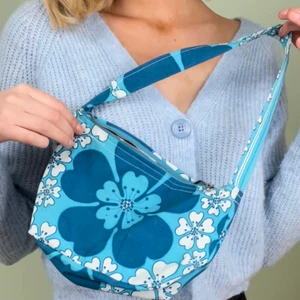 Blå tygväska - Blå tygväska med dragkedja ‼️‼️🦋 lagt ut MASSA nytt så in och checka min sida🦋‼️‼️ 📦Fraktar med spårbar frakt för 66 kr, får plats med många plagg i samma paket så frakten blir samma oavsett om du köper 1 plagg eller 5📦 ❇️den 12 mars doneras ALLT till välgörenhet så passa på❇️