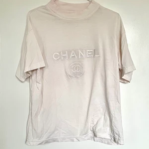 TSHIRT - Väldigt ljusrosa tisha med chanel brodyr (ej äkta). köpt på second hand så den har några skavanker som fläckar och sömmar som börjar släppa
