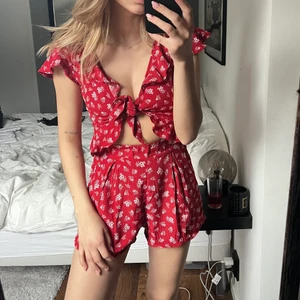 Superfint sett från Tally Weijl  - Säljer detta superfina settet från Tally Weijl som tyvärr inte kommer till användning! Storlek XXS på shortsen (passar även XS) och storlek XS på toppen🤍 Frakt tillkommer på 48 kr!