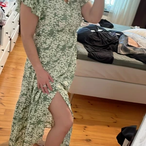 Långklänning oanvänd  - Helt oanvänd sommarklänning med liten slits fram och resår i midjan  