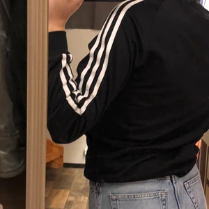 Adidas kofta utan luva - Skön adidas kofta utan luva, stor på mig så blir oversized, storlek stog inte men M , säljs för 90kr plus frakt 🚚💙