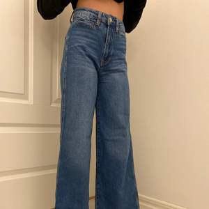 Vida jeans med slitna detaljer längst ner! Bra skick:) Storlek 32. Modellen är 1,53 cm lång!