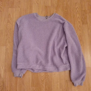 Asos mjukisset  - Mjukisset ifrån Asos i teddy material, helt nytt och alding använt. Inga fickor. Sweatshirt och mjukisbyxor ingår. Har man några frågor eller vill ha fler bilder är det bara till att skriva. Betalning via swish.