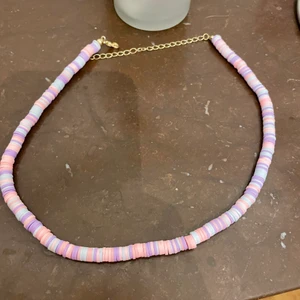 Halsband - Säljer dessa tre halsband som aldrig används, de är från olika ställen men spelar ingen roll!