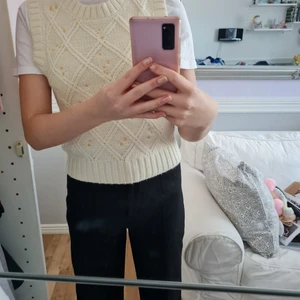 Västar - Två stycken västar från monki!! Den beige/vita är i storlek xs och den lila är i storlek s! Säljer pga inte använt! Båda för 300kr + frakt en för 200kr!