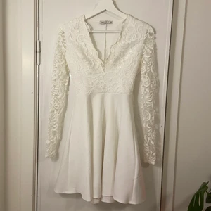 Vacker klänning 🤍 - Jättefin klänning med spets från Nelly - perfekt för skolavslutning eller studenten! Den är använd 2 gånger 🤍 Skriv privat om du har frågor 🥰