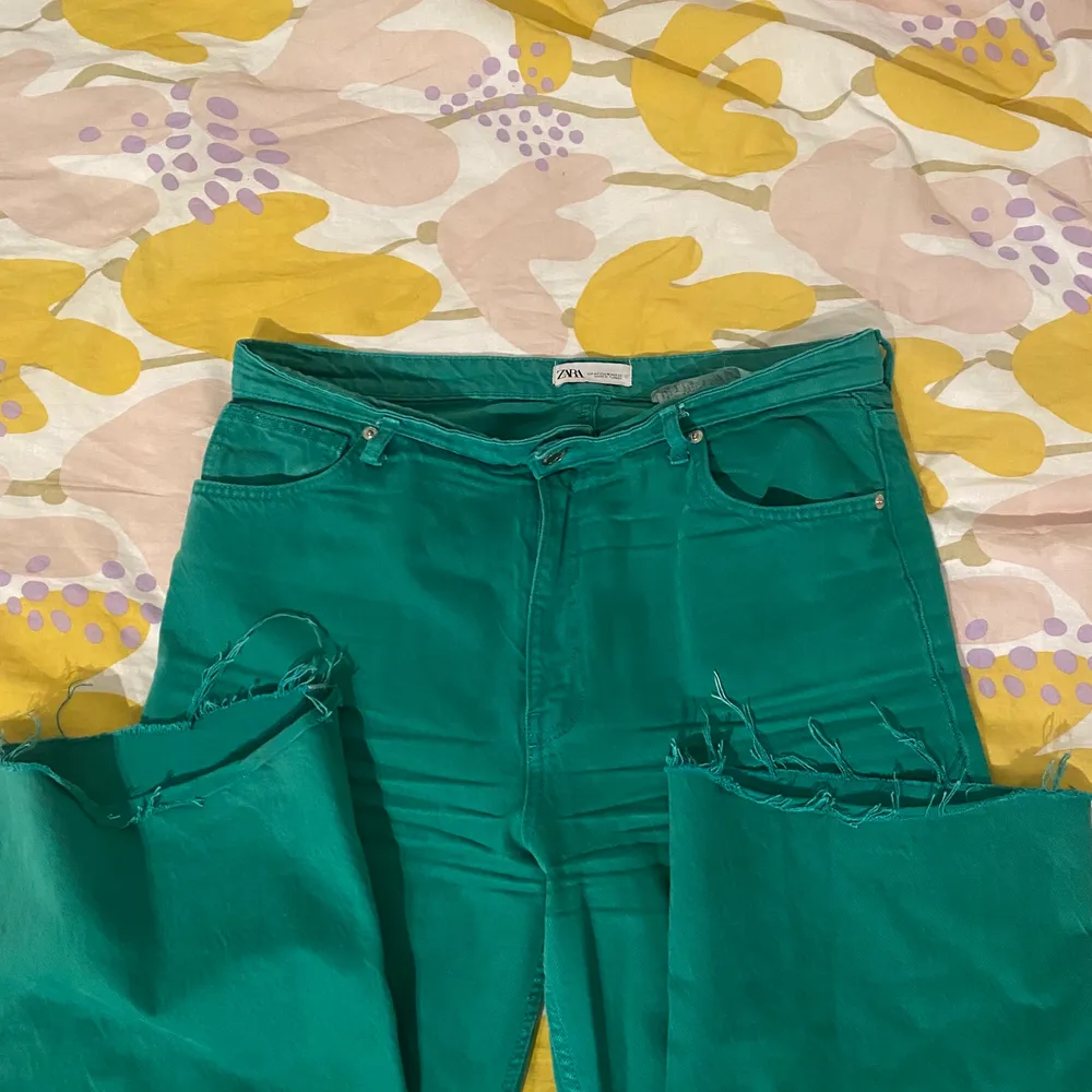 Super snygga zara jeans i storlek 42, perfekt till våren med den gröna färgen. Byxororna finns inte längre på deras hemsida. Använda ett få tal gånger, byxorna är i nytt skick.. Jeans & Byxor.