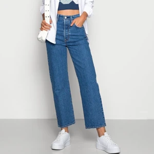 HELT nya Levis Ribcage Straight! 26/27 - Levis Ribcage Straight Ankle! Storlek 26 längd 27. Färg: Jazz Pop. Med lappar och tags kvar! HELT underbara dessa! Men valde att behålla den mindre storleken. 😇 Nypris ca. 1300:- Kan hämtas i Stockholm eller skickas mot fraktkostnad! ✨🌷✨