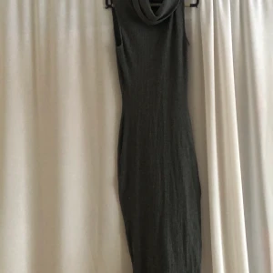 Grå lång klänning med krage - Mörkgrå lång klänning med krage, det står st M men jag som har xs/s annars har använt den och den har suttit som en smäck! Jätte fin men har tyvärr tröttnat på den.