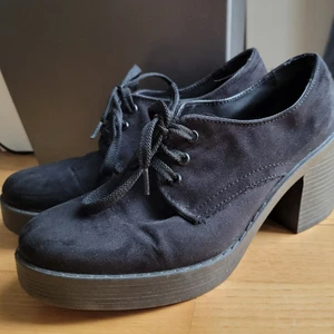 Asos klackar med platå - Storlek 38 men passar bättre 37, mocka, köpta från Sellpy för 100 kr, bra skick men slitage syns på sulan. Betalning via swish eller PayPal 