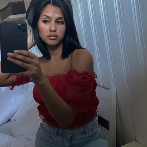 Röd topp nakd - Säljer denna superfina röda topp från NA-KD ❤️ den är från märket NA-KD art och är helt oanvänd!! Köparen står för frakten ❤️