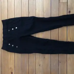 Svarta jätte fina kostymbyxorna från zara. Använt dem en gång på en begravning sen blev det aldrig mer då jag trivs bättre i jeans. 