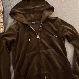 Juicy couture  - Juicy couture kofta i brun färg. Kan tänka mig gå ner i pris vid snabbköp