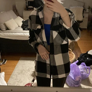 Rutig jacka - Super fin svart fin rutig jacka från Ginatricot, nästan aldrig andvänd 