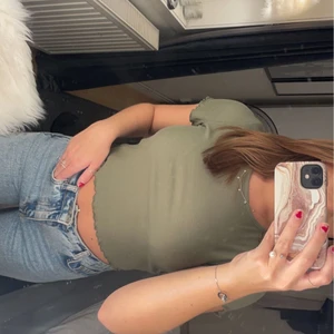 Topp - En superfin ribbad croppad topp från Gina i en fin grön färg🌴