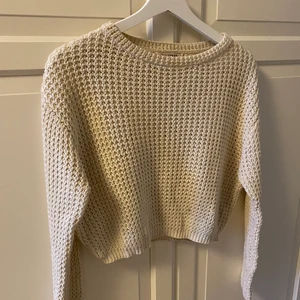 Vit tröja  - Stickad tröja från Pull and bear, använd fåtal gånger 