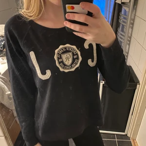 Svart sweater  - Svart sweater från crocker jeans i storlek m men passar även mindre beroende på hur man vill att den ska sitta. Har några trådar som sticker ut men går att fixa.
