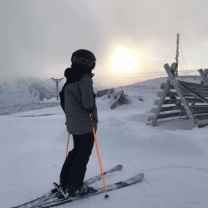 Dopejacka - En riktig skid- eller snowboardjacka från dope. Den har många fickor och är i nyskick. På bilden är personen runt 150cm lång vilket gör den lite oversized vilket jag tycker är snyggt. Jag säljer den på grund av att jag har köpt nya skidkläder.