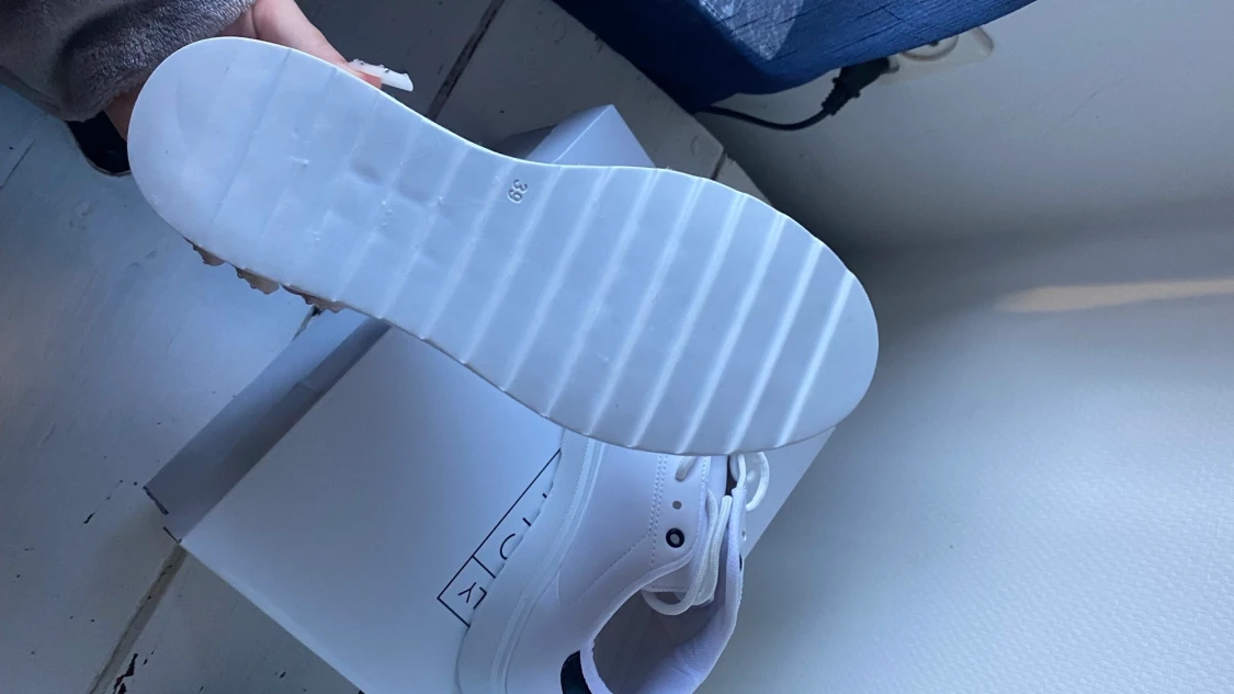 Helt nya skor från Nelly  - 90