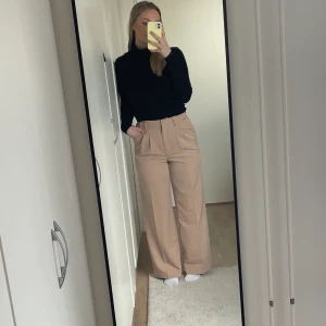 Kostymbyxor från BikBok - Beigea kostymbyxor med raka ben, långa, jag är 173 och dem snuddar vid marken. Använda 2-3 gånger