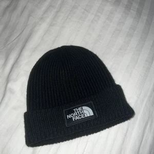 The North Face mössa 🖤 - Skitsnygg mössa ifrån The North Face, den är aldrig använd och i nyskick. Fick den i present men jag är inget fan av mössor 😬🖤