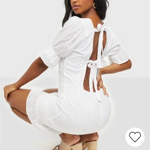 Klänning från Nelly  - Vit klänning från Nelly, jätte fin och gullig med öppen rygg, perfekt till Student! Storlek 38, endast testad❤️