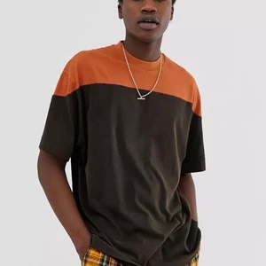 T-shirt  - Brun och orange t shirt i storlek Xl, supersnygg oversized och knappt använd. Frakt tillkommer, bara att höra av sig vid frågor och funderingar!:))