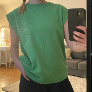 T-shirt - Skön grön topp från hm💚 är i bra skick då den bara användes 1 gång i somras👍storlek xs