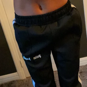 Palm angels  - . Det är dessvärre lite stora på mig och passar till både tjej och kille. pris kan diskuteras. Storleken är ganska töjbar. Jag är en 34 men passar från 36 och uppåt.