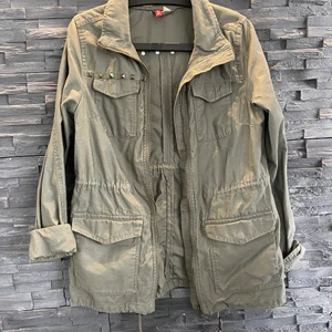 Snygg jacka!  - Säljer denna gröna jackan som är populär! 