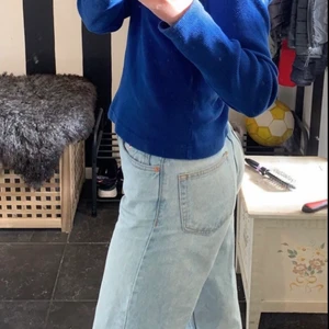 Jeans - Säljer dessa skitsnygga jeans från Junkyard köpa för ca 2 år sedan men är i mycket bra skick. Dem är lite uppsydda så de passar mig som är runt 160❤️ pris kan diskuteras 