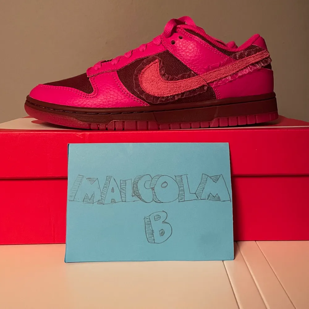 Hej, säljer ett par Nike dunk low Valentines day i storlek us 7 (eu 40). De är aldrig använda, köparen står för frakt. Vid frågor skicka bara ett meddelande . Skor.