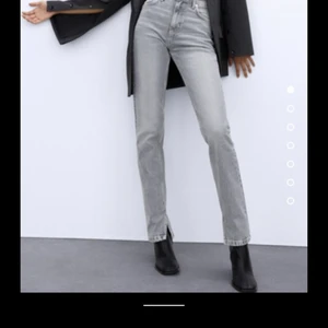 Zara jeans - Ett par superfina jeans som är slut på zara. Säljer pga att de inte kommer till användning och att de är lite för långa på mig som är 153. Skriv privat för fler bilder och frågor💞