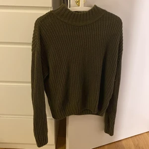 Stickad tröja - En mörkgrön stickad tröja från hm. Storlek medium men mer som S. Ser oanvänd ut. Endast använt den några gånger.
