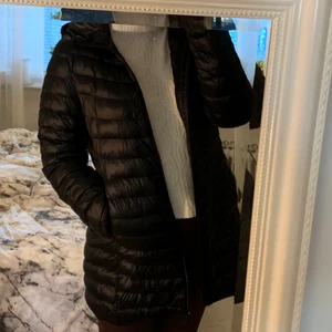 Everest jacka strl. 40 - Jackan e svart, har väldigt lätt dunliknande vaddering, något längre baktill💕 Använd 1 gång, säljer pga att den inte används😊 I nytt fint skick, nypris: 1000kr. Nu 450:)