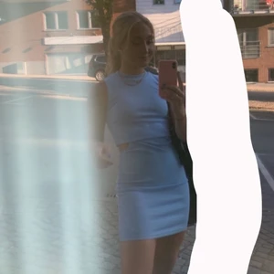 Ljusblå cut-out klänning - Säljer denna extremt fina klänningen med cut-out detaljer då den är för liten🥺 så unik och fin i färgen💙 frakt tillkommer🌟