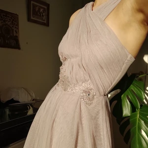 Balklänning - Otroligt vacker och elegant balklänning i ljuslila med silvriga detaljer i perfekt skick! Endast använd en gång (lappen finns kvar vid sidan av, kan skicka bild). Jag är 169 cm och storlek 36, men passar både längre och kortare beroende på hur hög klack man har. Tyget är långt och har ett vackert fall med flera lager. Hör av dig om du har frågor eller vill ha fler bilder! <3 Kan mötas upp i Stockholm/Uppsala/Gävle den 23/2, annars frakt/i Falun!