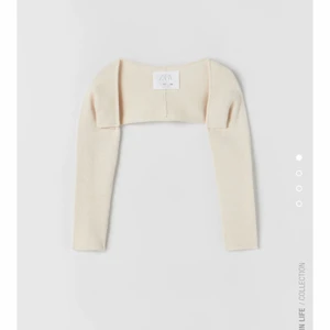Bolero - Säljer denna beigea bolero från zara, storlek S och säljer den då jag beställde fel storlek. 