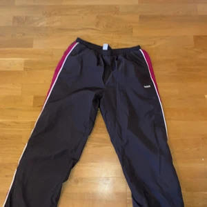 Reebok trackpants - Trackpants från Reebok, älskar dessa, stl m men lite små i storlek så passar mig som är s.